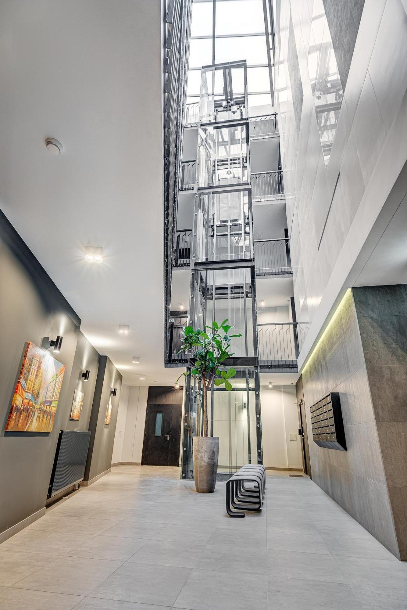 Happy Inn Gold Studio, Self Check-In, Parking In The Underground Garage VNO Rum bild